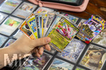 05.08.2026, Deutschland, Bayern, Pokemon-Sammelkarten, eine Teenagerin sammelt begeistert Pokemon-Karten in ihrem Sammelheft.   