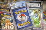 05.08.2026, Deutschland, Bayern, Pokemon-Sammelkarten auf dem Wohnzimmertisch einer Sammlerin.