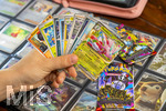 05.08.2026, Deutschland, Bayern, Pokemon-Sammelkarten, eine Teenagerin sammelt begeistert Pokemon-Karten in ihrem Sammelheft.   