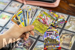 05.08.2026, Deutschland, Bayern, Pokemon-Sammelkarten, eine Teenagerin sammelt begeistert Pokemon-Karten in ihrem Sammelheft.   