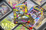 05.08.2026, Deutschland, Bayern, Pokemon-Sammelkarten, eine Teenagerin sammelt begeistert Pokemon-Karten für ihr Sammelheft, eine neue Packung mit Karten wird gleich ausgepackt,
