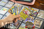 05.08.2026, Deutschland, Bayern, Pokemon-Sammelkarten, eine Teenagerin sammelt begeistert Pokemon-Karten in ihrem Sammelheft.   