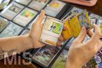 05.08.2026, Deutschland, Bayern, Pokemon-Sammelkarten, eine Teenagerin sammelt begeistert Pokemon-Karten in ihrem Sammelheft. 