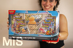 05.08.2026, Deutschland, Bayern, Pokemon-Sammelkarten, eine Teenagerin (Viola) sammelt begeistert Pokemon-Karten. (Modelreleased)   