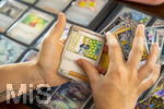 05.08.2026, Deutschland, Bayern, Pokemon-Sammelkarten, eine Teenagerin sammelt begeistert Pokemon-Karten in ihrem Sammelheft. 