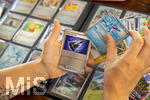 05.08.2026, Deutschland, Bayern, Pokemon-Sammelkarten, eine Teenagerin sammelt begeistert Pokemon-Karten in ihrem Sammelheft. 