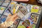 05.08.2026, Deutschland, Bayern, Pokemon-Sammelkarten, eine Teenagerin sammelt begeistert Pokemon-Karten in ihrem Sammelheft. 