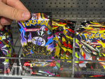 05.08.2026, Deutschland, Bayern, Pokemon-Sammelkarten im Regal eines Supermarktes in Bayern, ein junges Mädchen (Teenager) greift nach einem Päckchen.