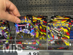 05.08.2026, Deutschland, Bayern, Pokemon-Sammelkarten im Regal eines Supermarktes in Bayern, ein junges Mädchen (Teenager) greift nach einem Päckchen.