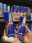 05.08.2026 Red Bull Getränke, im Supermarkt greift ein junges Mädchen (Teenager) nach den Dosen mit 0,473 Liter, die große Dose.