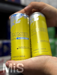 05.08.2026 Red Bull Getränke, im Supermarkt greift ein junges Mädchen (Teenager) nach Dosen der Summer-Edition mit Geschmacksrichtung Sudachi-Lime, , links Zuckerfrei und rechts mit Zucker.
