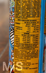 05.08.2026 Energy-Getränke und Jugendliche, im Supermarkt greift ein junges Mädchen (Teenager) nach einer MONSTER Energy Ultra Dose Mango, mit den Inhaltsstoffen.  Zucker, Glukosesirup, Citronensäure, Aromen, Taurin, Süssungsmittel, Konservierungsstoffe, Sucralose, Nicotinamid, Riboflavin, Stabilisatoren, Gummi Arabicum, L-Carnitin, Glukosesirup, 
