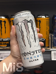 05.08.2026 Energy-Getränke und Jugendliche, im Supermarkt greift ein junges Mädchen (Teenager) nach einer MONSTER Energy Ultra Dose Zero Zucker