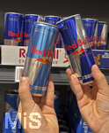 05.08.2026 Red Bull Getränke, im Supermarkt greift ein junges Mädchen (Teenager) nach Dosen, links Zuckerfrei und mit Zucker rechts.