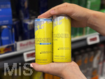 05.08.2026 Red Bull Getränke, im Supermarkt greift ein junges Mädchen (Teenager) nach Dosen der Summer-Edition mit Geschmacksrichtung Sudachi-Lime, , links Zuckerfrei und rechts mit Zucker.