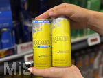 05.08.2026 Red Bull Getränke, im Supermarkt greift ein junges Mädchen (Teenager) nach Dosen der Summer-Edition mit Geschmacksrichtung Sudachi-Lime, , links Zuckerfrei und rechts mit Zucker.
