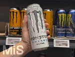 05.08.2026 Energy-Getränke und Jugendliche, im Supermarkt greift ein junges Mädchen (Teenager) nach einer MONSTER Energy Ultra Dose Zero Zucker