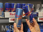 05.08.2026 Red Bull Getränke, im Supermarkt greift ein junges Mädchen (Teenager) nach Dosen, links Zuckerfrei und mit Zucker rechts.