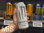 05.08.2026 Energy-Getränke und Jugendliche, im Supermarkt greift ein junges Mädchen (Teenager) nach einer MONSTER Energy Ultra Dose Zero Zucker 