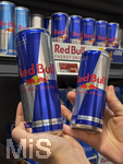 05.08.2026 Red Bull Getränke, im Supermarkt greift ein junges Mädchen (Teenager) nach den Dosen mit 0,473 Liter, die große Dose.