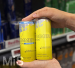 05.08.2026 Red Bull Getränke, im Supermarkt greift ein junges Mädchen (Teenager) nach Dosen der Summer-Edition mit Geschmacksrichtung Sudachi-Lime, , links Zuckerfrei und rechts mit Zucker.