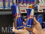 05.08.2026 Red Bull Getränke, im Supermarkt greift ein junges Mädchen (Teenager) nach den Dosen mit 0,473 Liter, die große Dose.