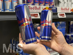 05.08.2026 Red Bull Getränke, im Supermarkt greift ein junges Mädchen (Teenager) nach den Dosen mit 0,473 Liter, die große Dose.