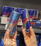 05.08.2026 Red Bull Getränke, im Supermarkt greift ein junges Mädchen (Teenager) nach Dosen, links Zuckerfrei und mit Zucker rechts.
