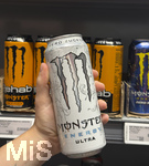 05.08.2026 Energy-Getränke und Jugendliche, im Supermarkt greift ein junges Mädchen (Teenager) nach einer MONSTER Energy Ultra Dose Zero Zucker