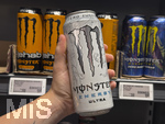 05.08.2026 Energy-Getränke und Jugendliche, im Supermarkt greift ein junges Mädchen (Teenager) nach einer MONSTER Energy Ultra Dose Zero Zucker