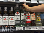 05.08.2026, Deutschland, Bayern, Spirituosen im Angebot der Getränkeabteilung eines Supermarktes in Bayern, ein junges Mädchen (Teenager) greift nach einer Bacardy-Rum-Flasche