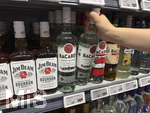 05.08.2026, Deutschland, Bayern, Spirituosen im Angebot der Getränkeabteilung eines Supermarktes in Bayern, ein junges Mädchen (Teenager) greift nach einer Bacardy-Rum-Flasche