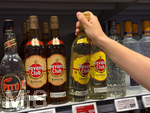 05.08.2026, Deutschland, Bayern, Spirituosen im Angebot der Getränkeabteilung eines Supermarktes in Bayern, ein junges Mädchen (Teenager) greift nach einer Havana-Club-Rum-Flasche