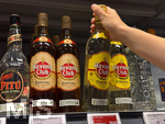 05.08.2026, Deutschland, Bayern, Spirituosen im Angebot der Getränkeabteilung eines Supermarktes in Bayern, ein junges Mädchen (Teenager) greift nach einer Havana-Club-Rum-Flasche