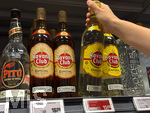 05.08.2026, Deutschland, Bayern, Spirituosen im Angebot der Getränkeabteilung eines Supermarktes in Bayern, ein junges Mädchen (Teenager) greift nach einer Havana-Club-Rum-Flasche