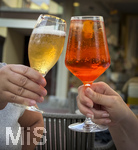 05.08.2026, Spritz löst Bier als Freizeitgetränk ab, Aperol Spritz (re) aus Italien ist das Sommergetränk seit 20 Jahren in Deutschland, der Verbrauch an Bier geht dagegen ständig zurück. Bild in einer Eisdiele in Bad Wörishofen in Bayern.