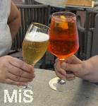 05.08.2026, Spritz löst Bier als Freizeitgetränk ab, Aperol Spritz (re) aus Italien ist das Sommergetränk seit 20 Jahren in Deutschland, der Verbrauch an Bier geht dagegen ständig zurück. Bild in einer Eisdiele in Bad Wörishofen in Bayern.
