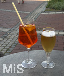 05.08.2026, Spritz löst Bier als Freizeitgetränk ab, Aperol Spritz (li) aus Italien ist das Sommergetränk seit 20 Jahren in Deutschland, der Verbrauch an Bier geht dagegen ständig zurück. Bild in einer Eisdiele in Bad Wörishofen in Bayern.