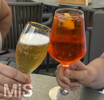 05.08.2026, Spritz löst Bier als Freizeitgetränk ab, Aperol Spritz (re) aus Italien ist das Sommergetränk seit 20 Jahren in Deutschland, der Verbrauch an Bier geht dagegen ständig zurück. Bild in einer Eisdiele in Bad Wörishofen in Bayern.