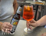 05.08.2026, Spritz löst Bier als Freizeitgetränk ab, Aperol Spritz (re) aus Italien ist das Sommergetränk seit 20 Jahren in Deutschland, der Verbrauch an Bier geht dagegen ständig zurück. Bild in einer Eisdiele in Bad Wörishofen in Bayern.