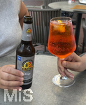 05.08.2026, Spritz löst Bier als Freizeitgetränk ab, Aperol Spritz (re) aus Italien ist das Sommergetränk seit 20 Jahren in Deutschland, der Verbrauch an Bier geht dagegen ständig zurück. Bild in einer Eisdiele in Bad Wörishofen in Bayern.