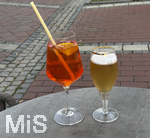 05.08.2026, Spritz löst Bier als Freizeitgetränk ab, Aperol Spritz (li) aus Italien ist das Sommergetränk seit 20 Jahren in Deutschland, der Verbrauch an Bier geht dagegen ständig zurück. Bild in einer Eisdiele in Bad Wörishofen in Bayern.