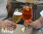 05.08.2026, Spritz löst Bier als Freizeitgetränk ab, Aperol Spritz (re) aus Italien ist das Sommergetränk seit 20 Jahren in Deutschland, der Verbrauch an Bier geht dagegen ständig zurück. Bild in einer Eisdiele in Bad Wörishofen in Bayern.