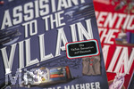 07.08.2026, Buchreihe von Hannah Nicole Maehrer vom Heyne-Verlag, Band 1, Assistant to the Villain, und Band 2: Apprentice to the Villain, die TikTok-Ensation auf Deutsch. beide mit farbig gestaltetem Buchschnitt. Diese Serie erfand Hannah Nicole Maehrer im Jahre 2023. Inzwischen umfasst die Reihe vier Teile. Handlung: Eine Mischung aus Romantasy und Humor, in der die junge Evie Sage den mächtigen Villain (Bösewicht) als Assistentin unterstützt.