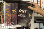 07.08.2026, Buchreihe von Rebecca Yarros, ONYX STORM im Buchregal eines Teenagers in Bad Wörishofen in Bayern. Bei Onyx Storm (auf Deutsch Flammengeküsst) handelt es sich um den dritten Band der erfolgreichen Empyrean-Fantasy-Reihe von Rebecca Yarros (nach Fourth Wing und Iron Flame). Die Geschichte führt den epischen Kampf mit Drachen, Magie und tödlichen Intrigen fort.