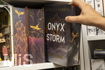 07.08.2026, Buchreihe von Rebecca Yarros, ONYX STORM im Buchregal eines Teenagers in Bad Wörishofen in Bayern. Bei Onyx Storm (auf Deutsch Flammengeküsst) handelt es sich um den dritten Band der erfolgreichen Empyrean-Fantasy-Reihe von Rebecca Yarros (nach Fourth Wing und Iron Flame). Die Geschichte führt den epischen Kampf mit Drachen, Magie und tödlichen Intrigen fort.