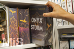 07.08.2026, Buchreihe von Rebecca Yarros, ONYX STORM im Buchregal eines Teenagers in Bad Wörishofen in Bayern. Bei Onyx Storm (auf Deutsch Flammengeküsst) handelt es sich um den dritten Band der erfolgreichen Empyrean-Fantasy-Reihe von Rebecca Yarros (nach Fourth Wing und Iron Flame). Die Geschichte führt den epischen Kampf mit Drachen, Magie und tödlichen Intrigen fort.