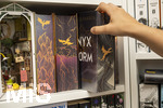 07.08.2026, Buchreihe von Rebecca Yarros, ONYX STORM im Buchregal eines Teenagers in Bad Wörishofen in Bayern. Bei Onyx Storm (auf Deutsch Flammengeküsst) handelt es sich um den dritten Band der erfolgreichen Empyrean-Fantasy-Reihe von Rebecca Yarros (nach Fourth Wing und Iron Flame). Die Geschichte führt den epischen Kampf mit Drachen, Magie und tödlichen Intrigen fort.