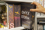 07.08.2026, Buchreihe von Rebecca Yarros, ONYX STORM im Buchregal eines Teenagers in Bad Wörishofen in Bayern. Bei Onyx Storm (auf Deutsch Flammengeküsst) handelt es sich um den dritten Band der erfolgreichen Empyrean-Fantasy-Reihe von Rebecca Yarros (nach Fourth Wing und Iron Flame). Die Geschichte führt den epischen Kampf mit Drachen, Magie und tödlichen Intrigen fort.