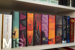 07.08.2026, Buchreihe von Sarah J. Maas, THRONE OF GLASS im Buchregal eines Teenagers in Bad Wörishofen in Bayern. Throne of Glass ist eine Fantasy-Buchreihe der amerikanischen Autorin Sarah J. Maas. Die Handlung spielt in der erdachten Welt Erilea, in der es auch Magie gibt. Die Protagonistin ist die Assassinin Celaena Sardothien, die sich gegen den Tyrannenkönig auflehnt.